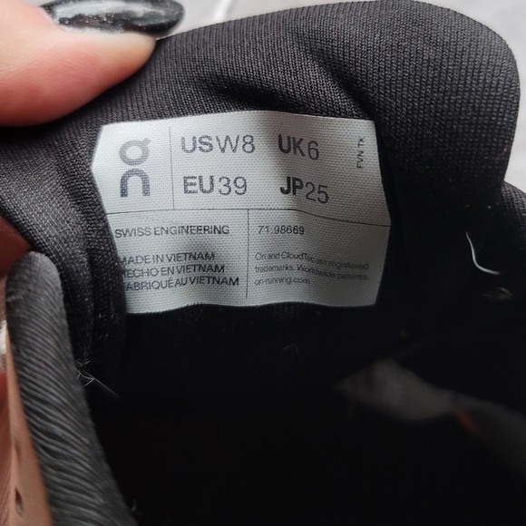 On Cloud Cloudtec Helion Shoe size 8